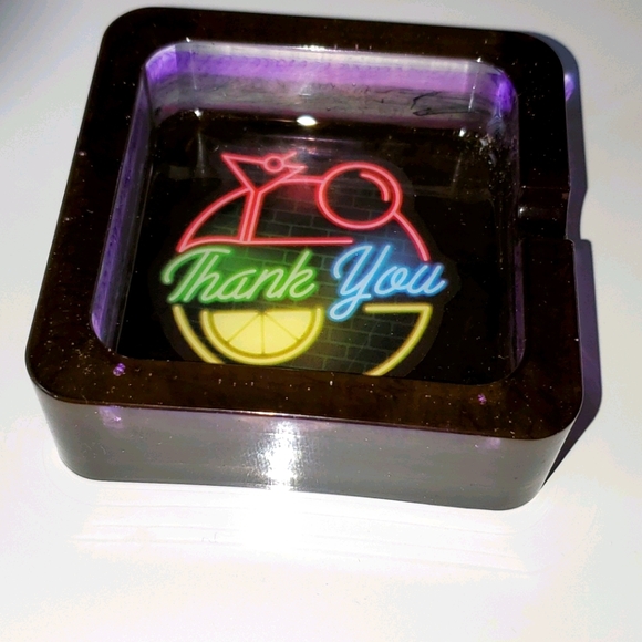 Resin ashtray - Picture 1 of 6